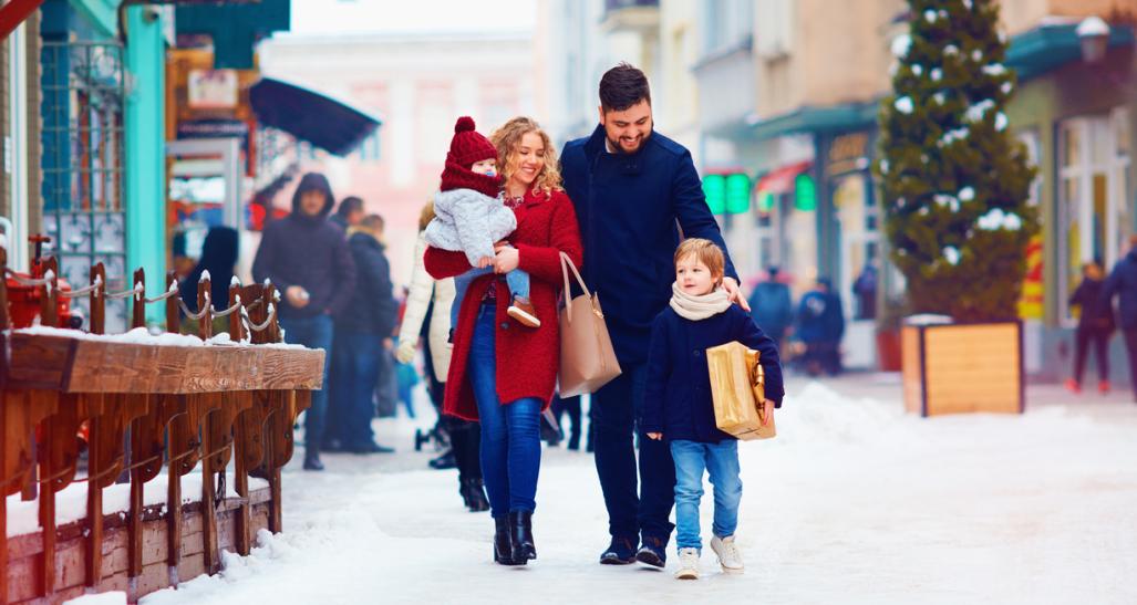 Family holiday shopping in the snow