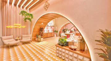 Kendra Scott store entrance.