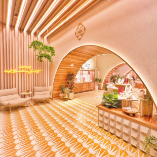 Kendra Scott store entrance.